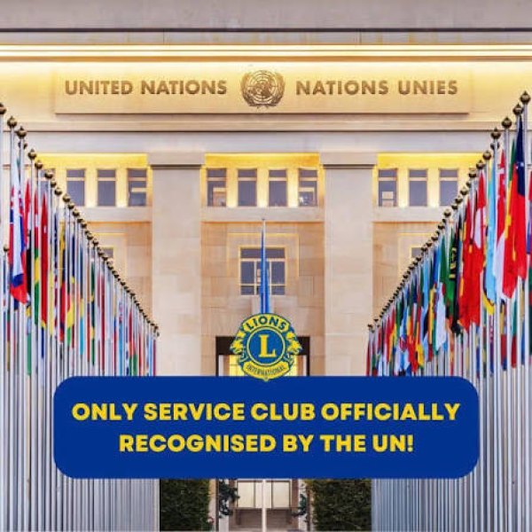 Palatul Națiunilor de la Geneva, cu emblema Lions — singurul club de servicii recunoscut oficial de ONU