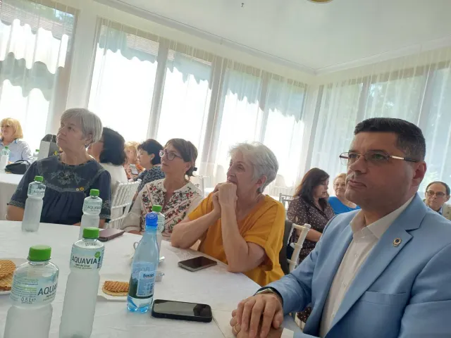 Ședința aniversară — 9