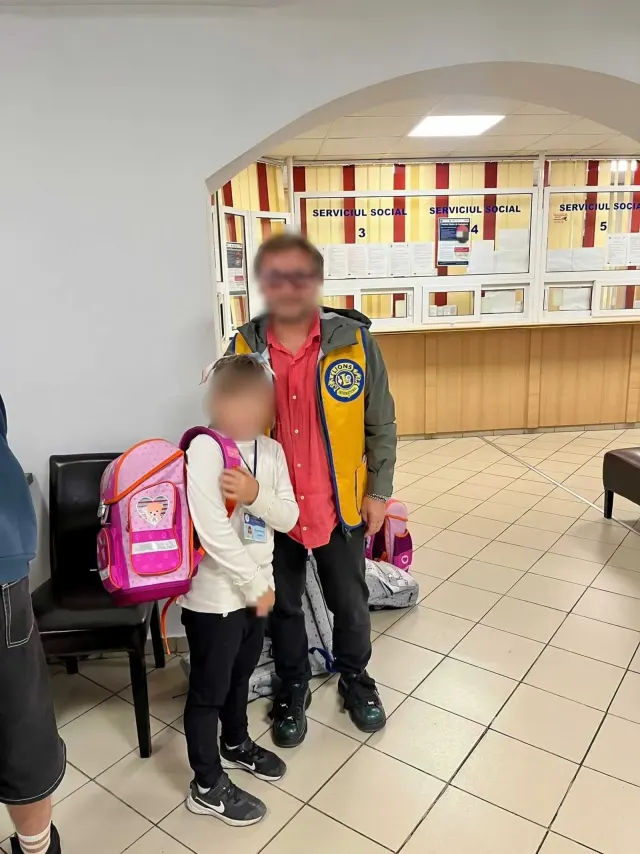 Ghiozdane cu rechizite pentru copii din familii aflate în dificultate — 3