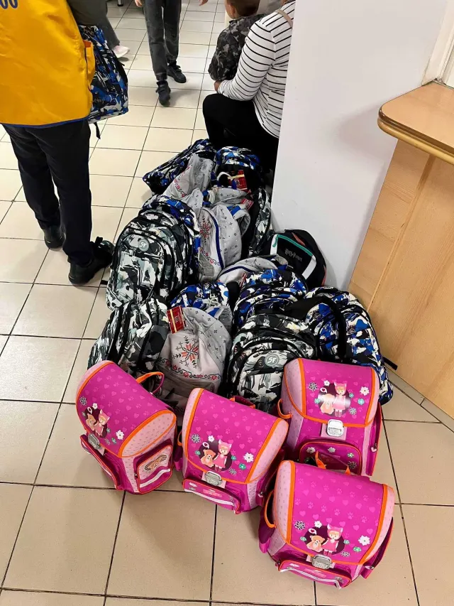 Ghiozdane cu rechizite pentru copii din familii aflate în dificultate — 2