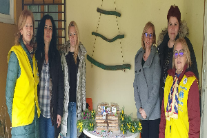 Flori, martisoare si tort, doamnelor de la Centrul de Zi CARITAS Peciu Nou - Lions Club Timisoara Dinamic Plus